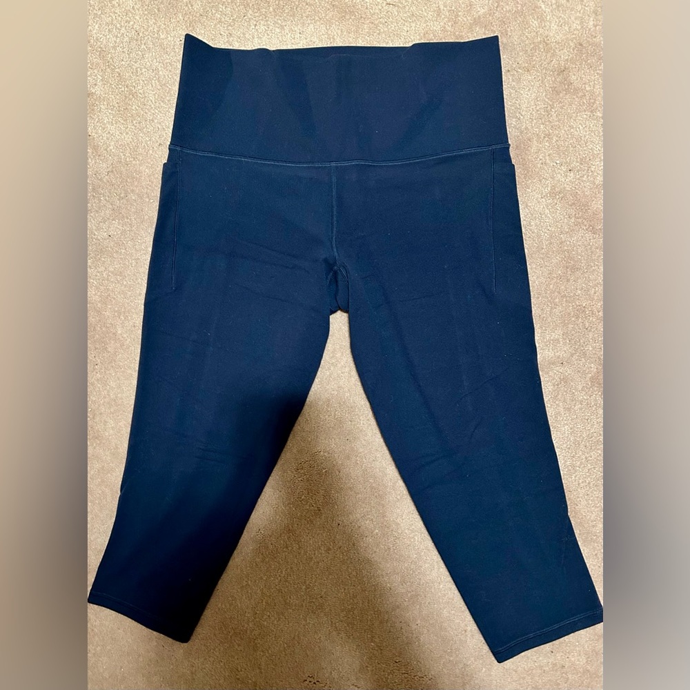 ATHLETA SALUTATION STASH CAPRI NAVY - NEW CONDITION